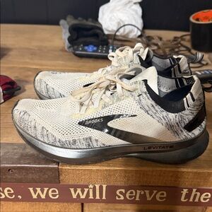 Brooks Levitate Women's Athletic Shoes - White and Black